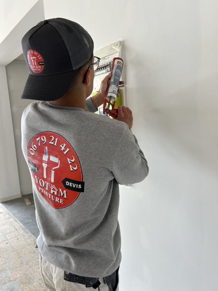 yotam-peinture-joints-silicone